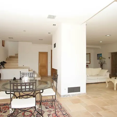 La Ghisonaise Καλβί