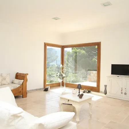 Πανσιόν La Ghisonaise 3*